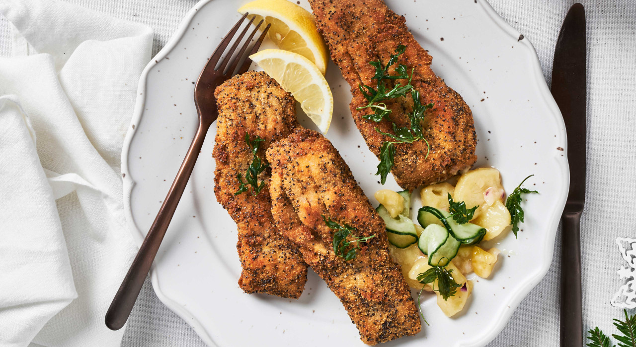 Karpfen in der Mohnkruste mit Erdäpfelsalat und Gurken